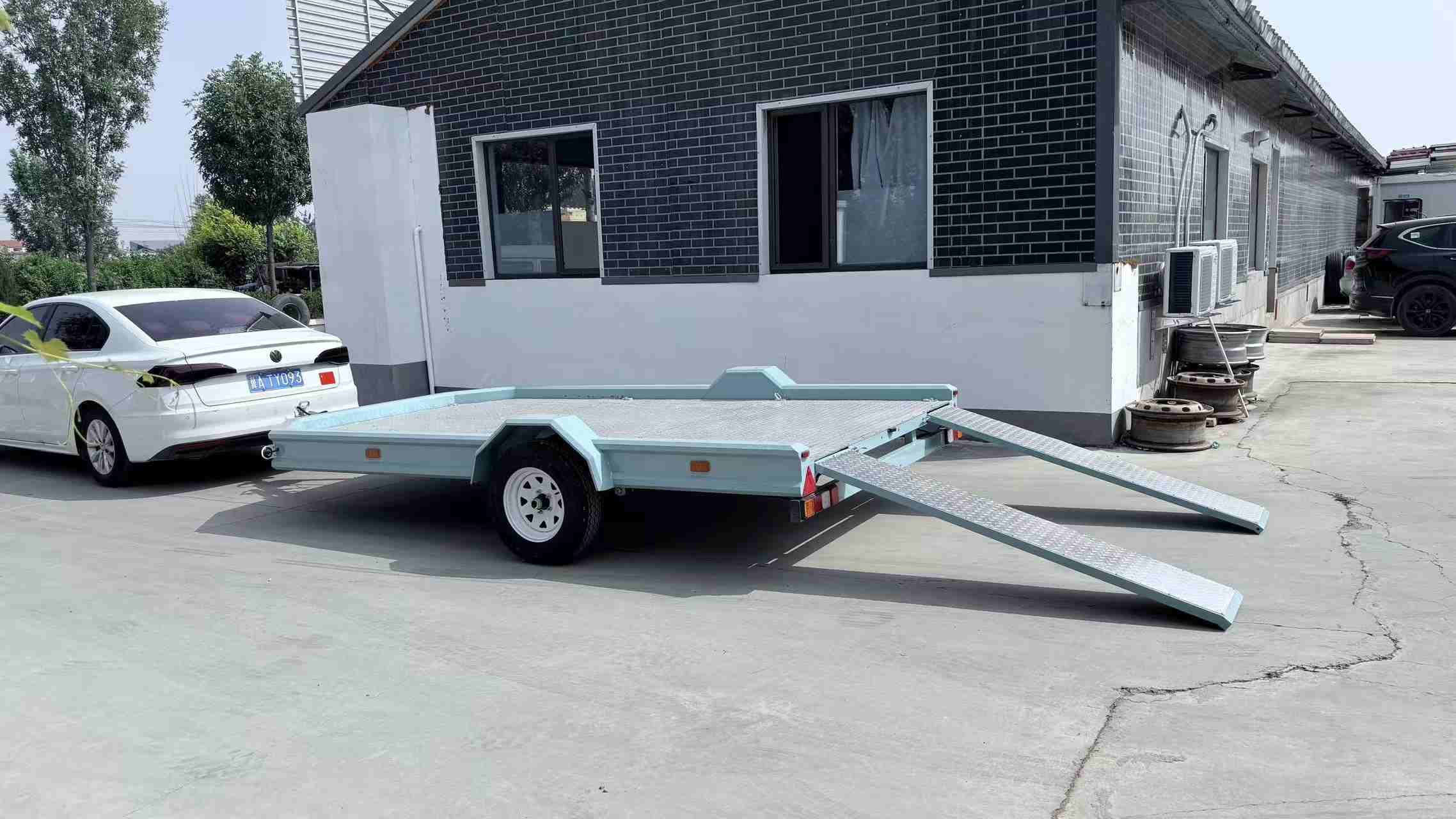 Exemplar 200 Single-Axle Flatbed Trailer